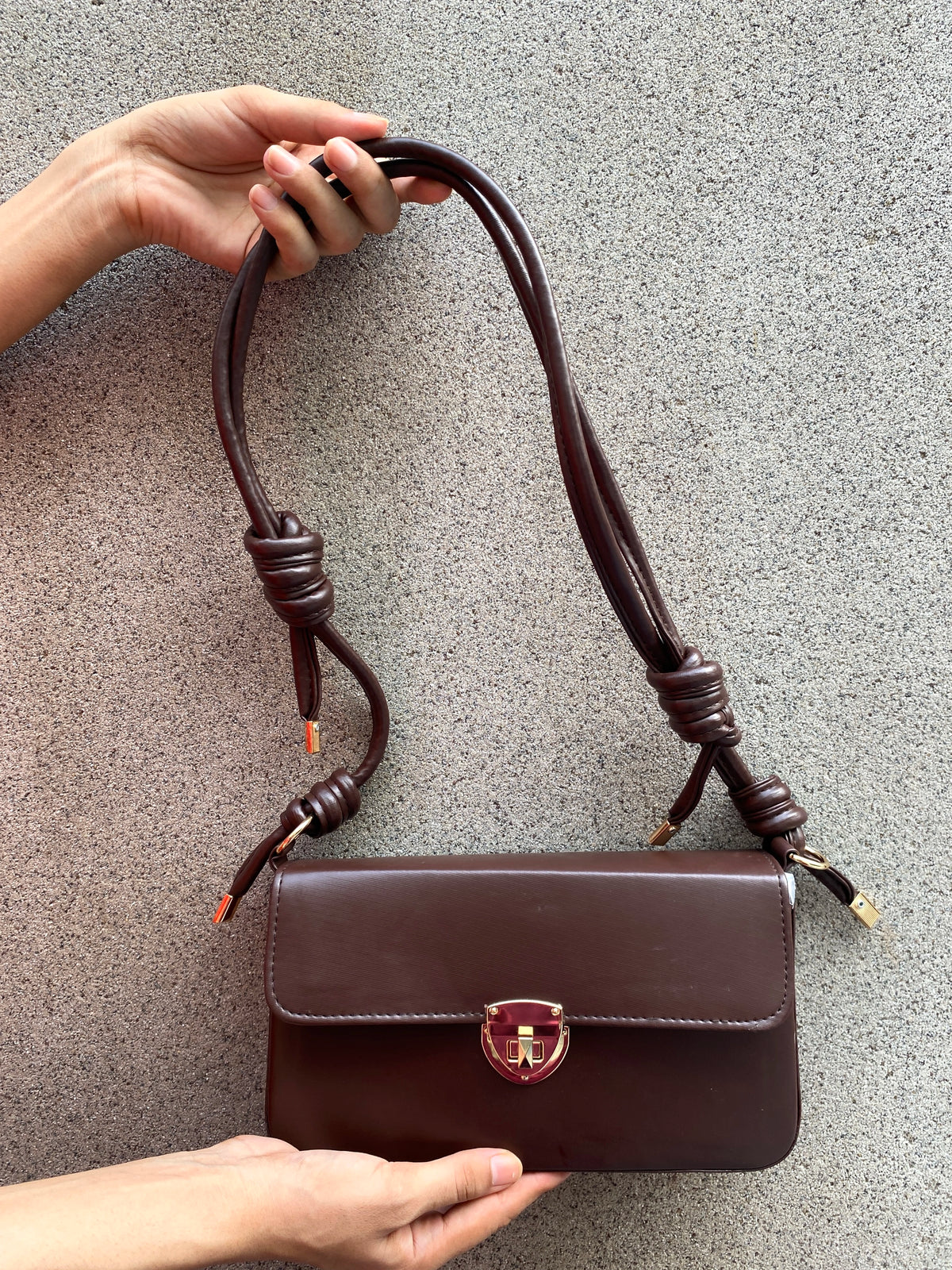 Charmé Classic knot shoulder bag in brown synthetic leather