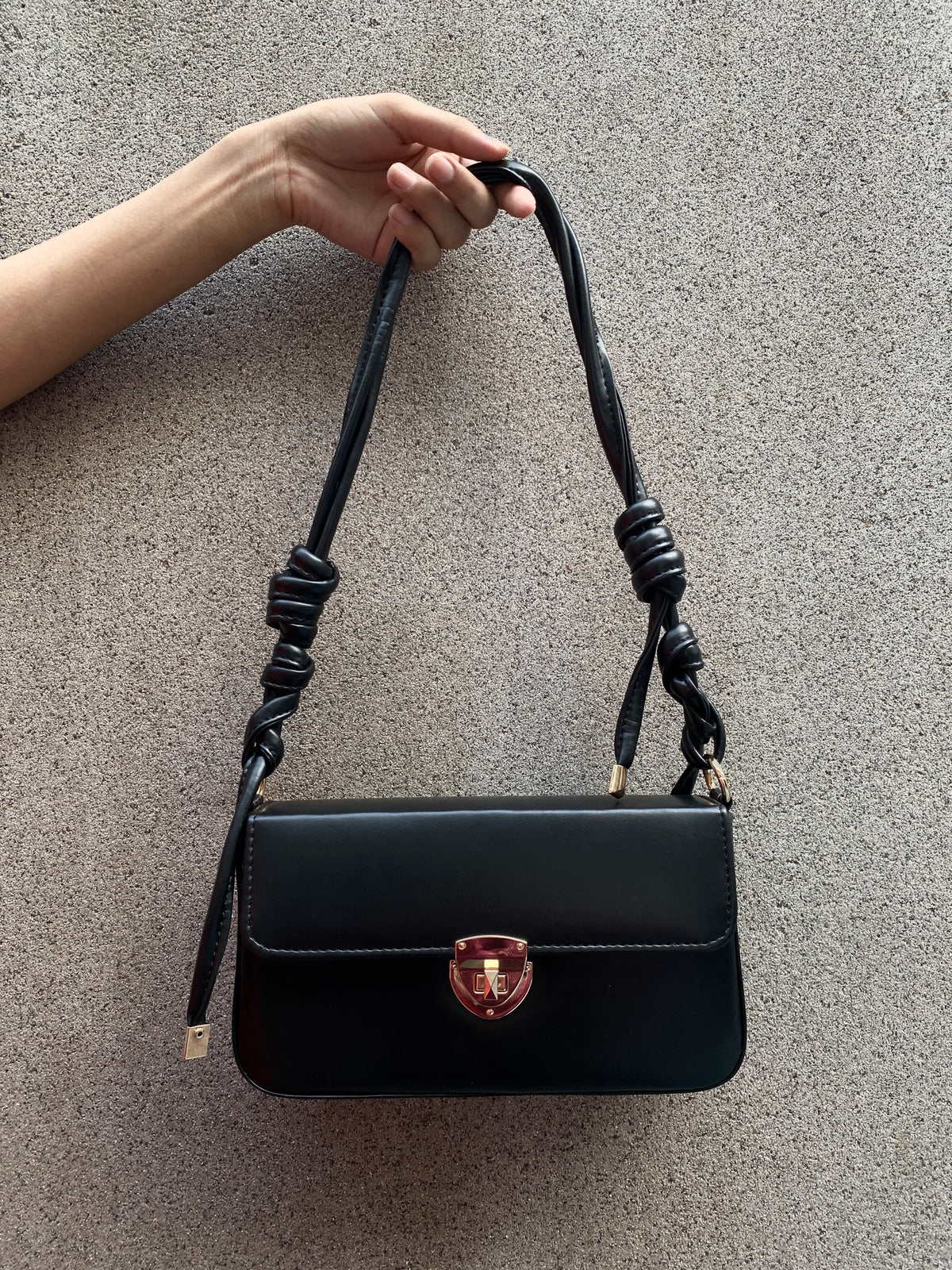 Charmé Classic knot shoulder bag in black synthetic leather
